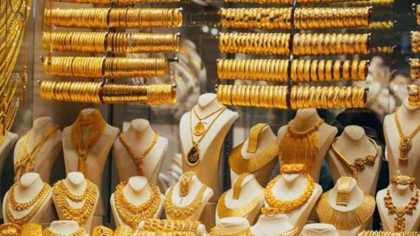 الذهب يتخلى عن مكاسبه عالميا ويتراجع عن أعلى مستوياته
