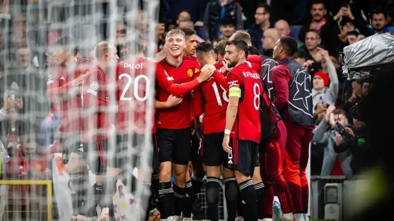 نادي مانشستر يونايتد يُجبر موظفيه على الأكل في "دورات المياه"