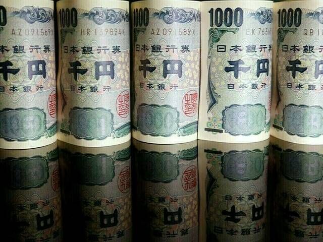 تراجع الدولار وارتفاع الين قبل تصريحات رئيس الفيدرالي الأمريكي