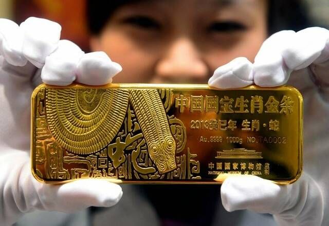 إغلاق قياسي للذهب عالميًا في ختام تعاملات الاثنين