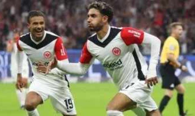 عمر مرموش يقود تشكيل إينتراخت فرانكفورت ضد فيكتوريا بلزن بالدوري الأوروبي