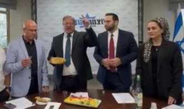 إسرائيل تفتخر بجرائمها.. "بن غفير" يحتفل باغتيال نصر الله بتوزيع الحلوى.. فيديو