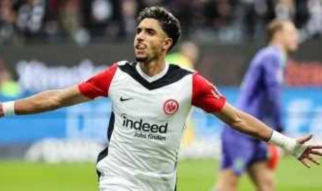عمر مرموش يتوج بجائزة أفضل لاعب فى مباراة آينتراخت ضد البايرن