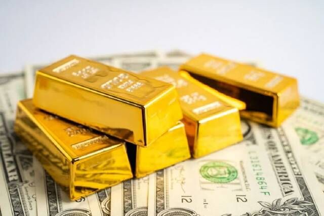 تراجع طفيف لأسعار الذهب بضغط ارتفاع الدولار