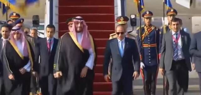 السيسي يستقبل ولي العهد السعودي في بداية زيارة رسمية إلى مصر