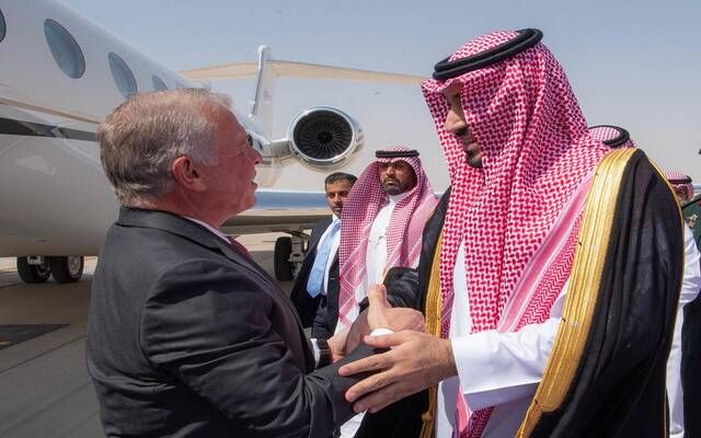 ولي العهد يستقبل ملك الأردن لدى وصوله مطار الملك خالد الدولي بالرياض