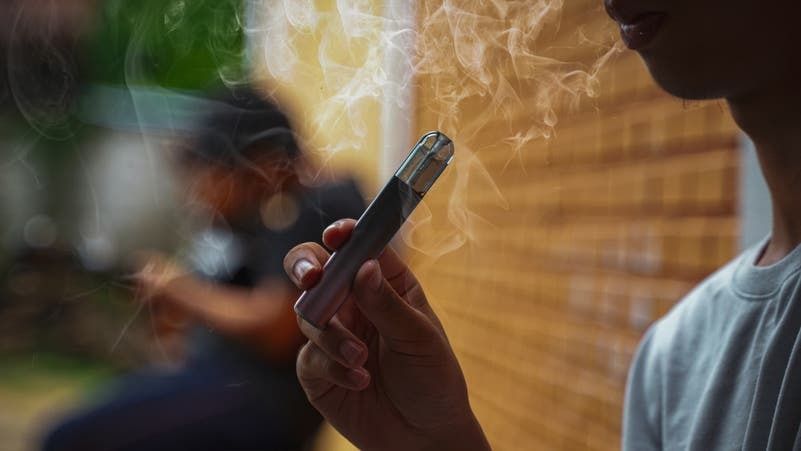 خطر "رئة الفشار".. التدخين الالكتروني يُسبب مرضًا "لا علاج له"