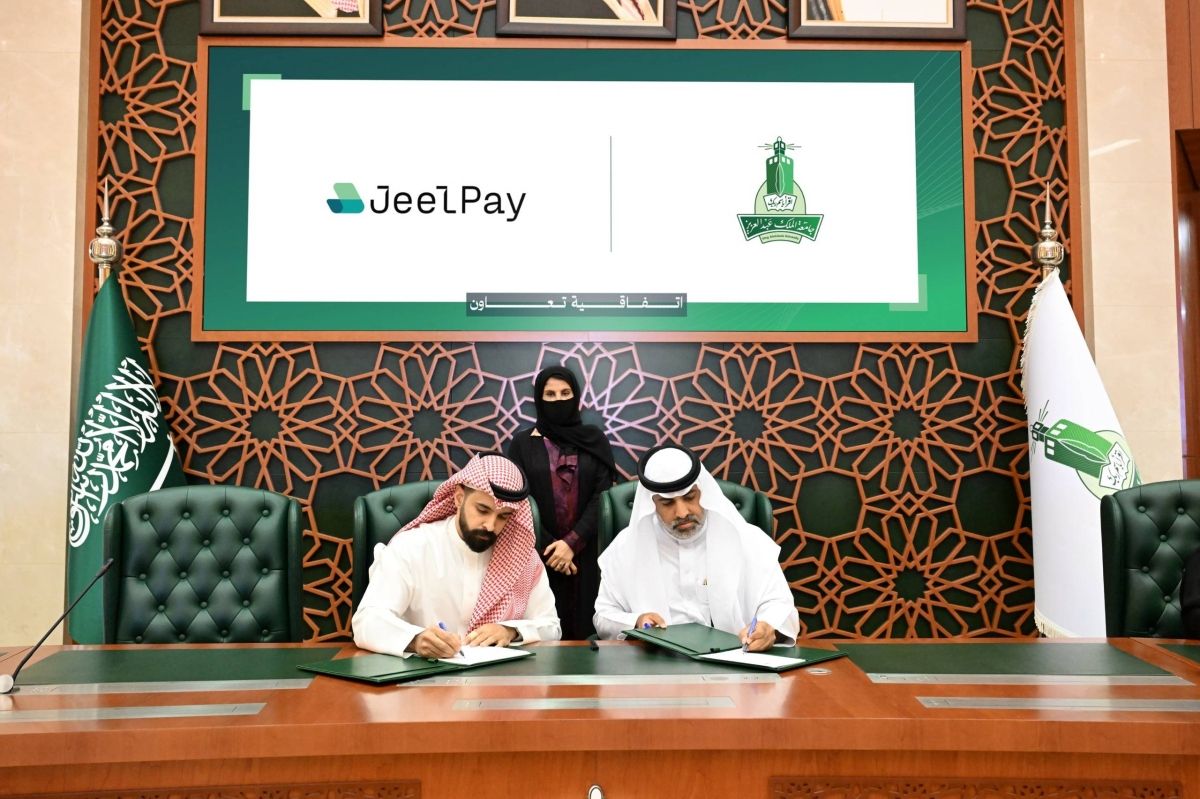 جامعة الملك عبدالعزيز توقع اتفاقية مع " جيل باي" لإطلاق خدمة تقسيط الرسوم الدراسية في البرامج المدفوعة.