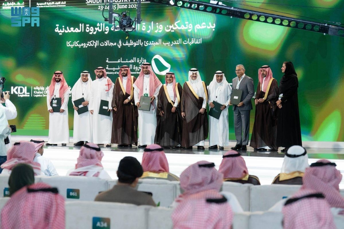 وزارة الصناعة تدعم توقيع 8 اتفاقيات لتنمية القدرات البشرية