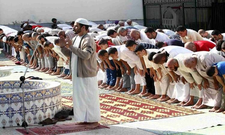 حكم تطويل الإمام في الركوع انتظارا لمن يريد الصلاة