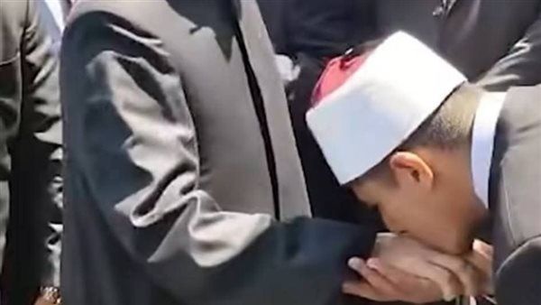 بعد واقعة وزير الأوقاف، ما حكم الشرع في تقبيل أيدي المشايخ والعلماء