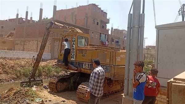 رفع 60 طنًا من نواتج التطهير بمصرف الساحل بعونة أسيوط