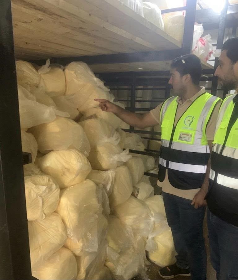 ضبط 10 أطنان زبدة وقشطة مجهولة المصدر داخل ثلاجة بقطور