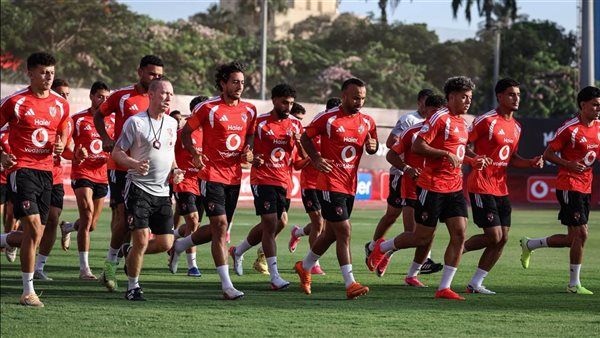 عموتة يحاضر لاعبي الأهلي بالفيديو استعدادا لمواجهة الغد