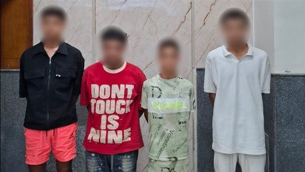 فيديو يكشف عصابة الـ4 في البحيرة، أحدهم دخل لسرقة محل الجزارة والـ3 انتظروه بالخارج