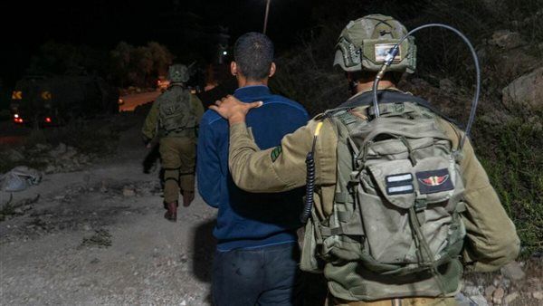 قوات الاحتلال الإسرائيلي تعتقل 11 فلسطينيا في الضفة الغربية.. والمستوطنون يواصلون اعتداءاتهم