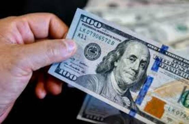 الدولار يستقر قرب أدنى مستوياته منذ عدة أشهر