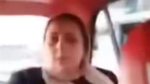 لساني مبرد، فيديو يوثق إهانة سيدة لسائق أوبر بالسب وبعد تصويرها وجهت له عبارة غريبة