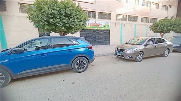 "كنت ببوسها بس".. ضبط شاب يقبل خطيبته داخل سيارة ومحام يكشف موقف القانون