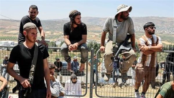 مستوطنون يهاجمون مزارعين فلسطينيين في قرية برقة شرق رام الله