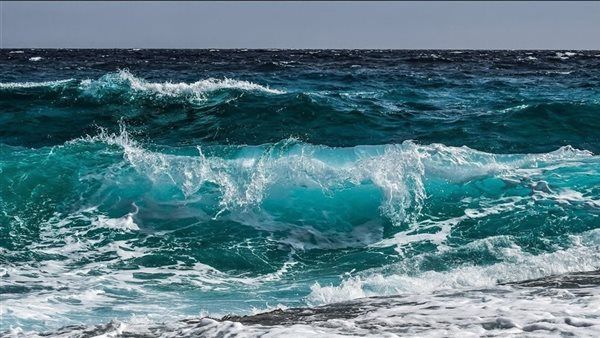 الأرصاد تحذر: أمواج تصل إلى 4.5 متر واضطراب الملاحة على 9 مناطق ساحلية