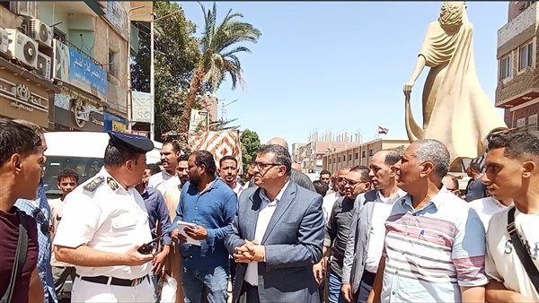 محافظ قنا يحيل رئيس قرية للتحقيق لتقاعسه عن تنفيذ قرارات الإزالة (صور)
