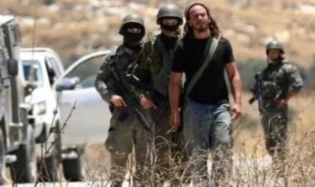 إصابة صحفى أمريكى وفلسطينيين فى هجوم لمستوطنين بقرية جالود جنوب نابلس
