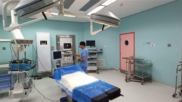 الفقير أمام المرض لا يملك ثمن العلاج ولا وقت للانتظار.. د.علاء غنام: المواطن الفقير لا يحصل على خدمة طبية جيدة.. و"الحق في الدواء": ثمن التذاكر والأشعة والتحاليل يضاعف المعاناة