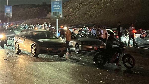 إصابة 6 أشخاص في حادث تصادم سيارة نصف نقل مع سيارتين ملاكي بالتجمع الأول