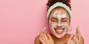 9
      نصائح
      أساسية
      للعناية
      بالبشرة
      لمظهر
      متألق
      كالمشاهير