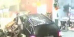 شاهد
      لحظة
      إقتحام
      سيارة
      لمحل
      تجاري