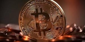 "بيتكوين" تتراجع دون 63,000 دولار