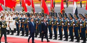 السيسي وقرينته يستقبلان الرئيس الصيني وحرمه بمطار القاهرة