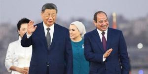 السيسي وقرينته يصطحبان الرئيس الصيني وحرمه بجوله داخل المتحف المصري الكبير