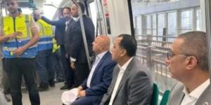 رئيس الوزراء يستقل مونوريل غرب النيل فى التشغيل التجريبى.. فيديو