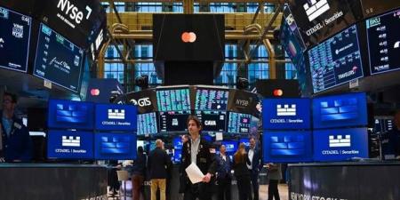 الأسهم الأمريكية تستقر قرب مستويات قياسية وسط مكاسب أسبوعية