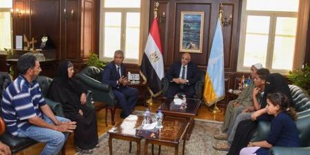 محافظ الإسكندرية يكرم أسرة عامل نظافة راح ضحية حادث سير خلال عمله