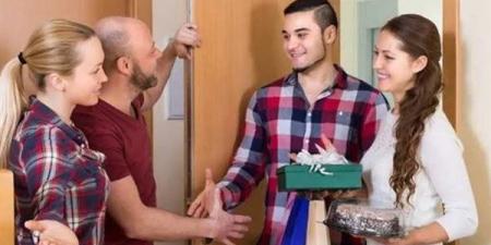 تفسير رؤيا الضيوف في المنام وعلاقتها ببشرى قدوم رزق وفير