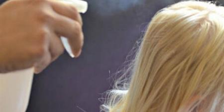 مع اقتراب المدارس، طريقة عمل بخاخ طبيعي لفك تشابك الشعر للأطفال