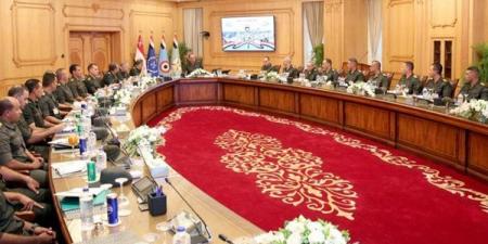 وزير الدفاع يلتقى عددًا من مقاتلى الجيشين الثانى والثالث الميدانيين لمتابعة منظومة التدريب القتالى