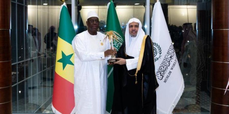 لدى زيارة فخامته مقر رابطة العالم الإسلامي الرئيس السنغالي يتسلم أيقونة وثيقة مكة المكرمة لخدمة العمل الإسلامي