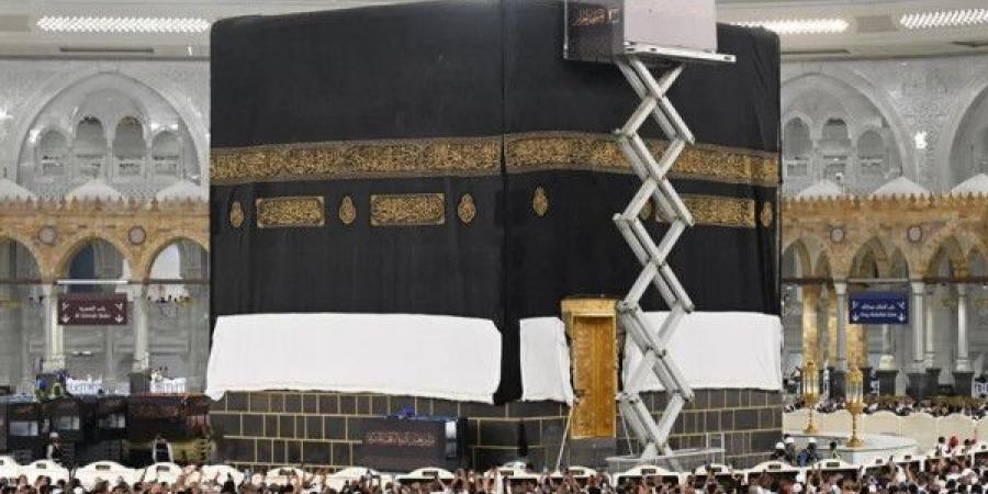 استبدال
      كسوة
      الكعبة
      مع
      بداية
      العام
      الهجري
      الجديد
      (صور+فيديو)