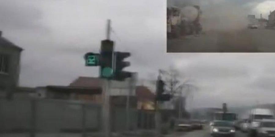 شاهد..
شاحنة
كبيرة
مسرعة
كادت
أن
تتسبب
في
كارثة