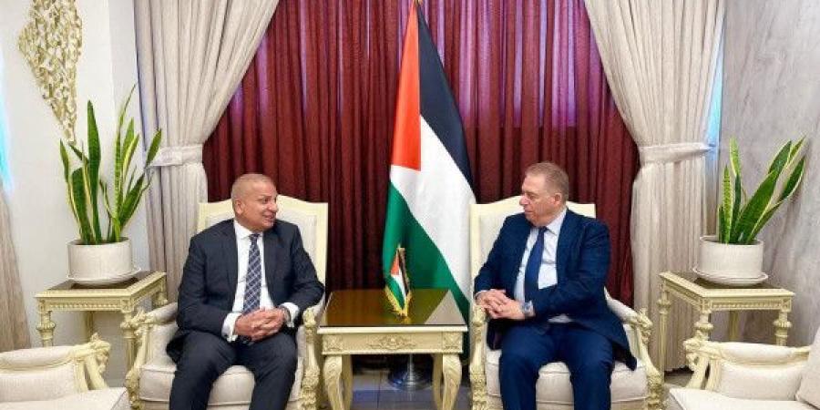 السفير
      دبور
      يستقبل
      رئيس
      بعثة
      العراق
      في
      لبنان