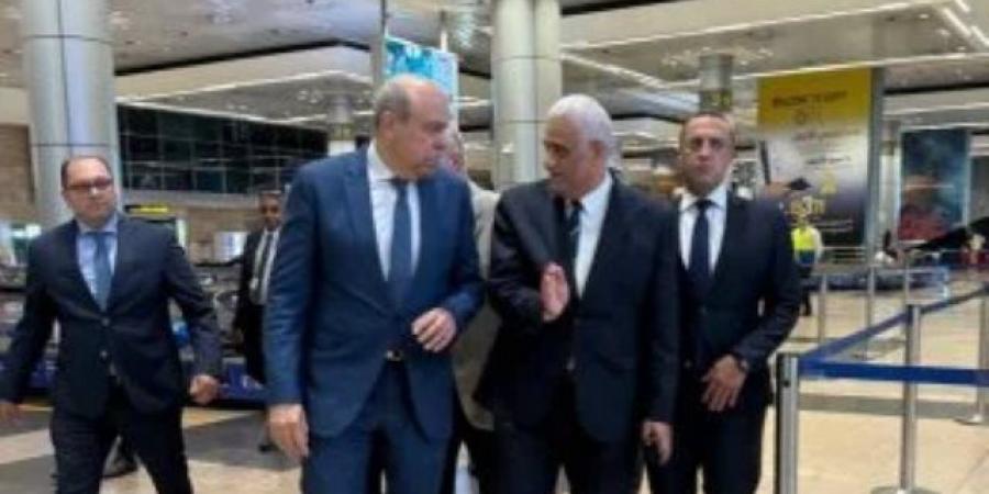 تزامناً مع فترات الذروة.. وزير الطيران يتابع حركة التشغيل بمطار القاهرة ويوجه بتسهيل الإجراءات