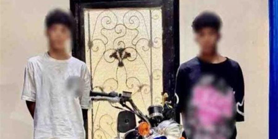 فيديو على السوشيال ميديا يوثق لحظة سرقة هاتف أحد الأشخاص بأسوان والأمن يضبط المتهمين