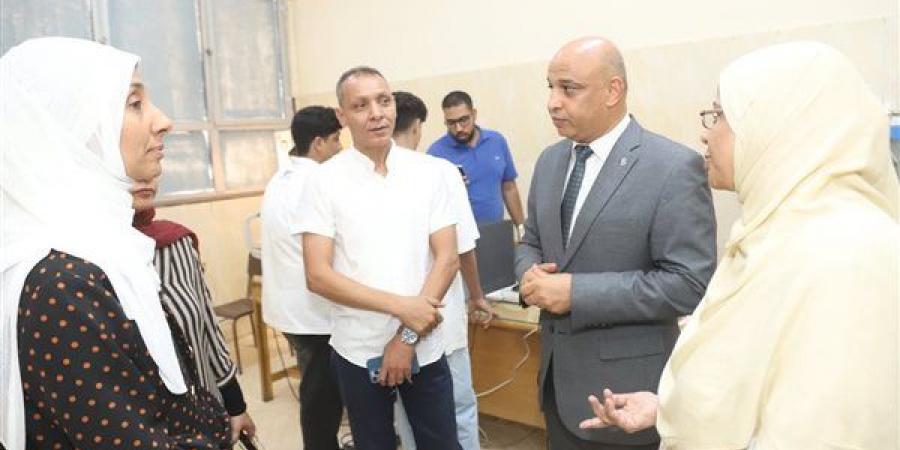 نائب رئيس جامعة قنا يتفقد أعمال الكشف الطبي للطلاب الجدد (صور)