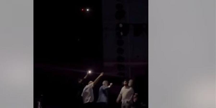 خرج على ضوء كشافات الهواتف، انقطاع الكهرباء ينهي حفلة مروان خوري في دمشق (فيديو)