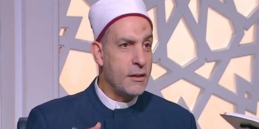 أمين الفتوى يوضح حكم كشف المرأة المسنة شعرها أمام أقاربها (فيديو)