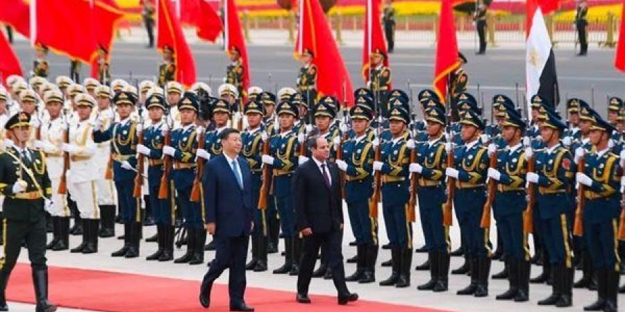 السيسي وقرينته يستقبلان الرئيس الصيني وحرمه بمطار القاهرة